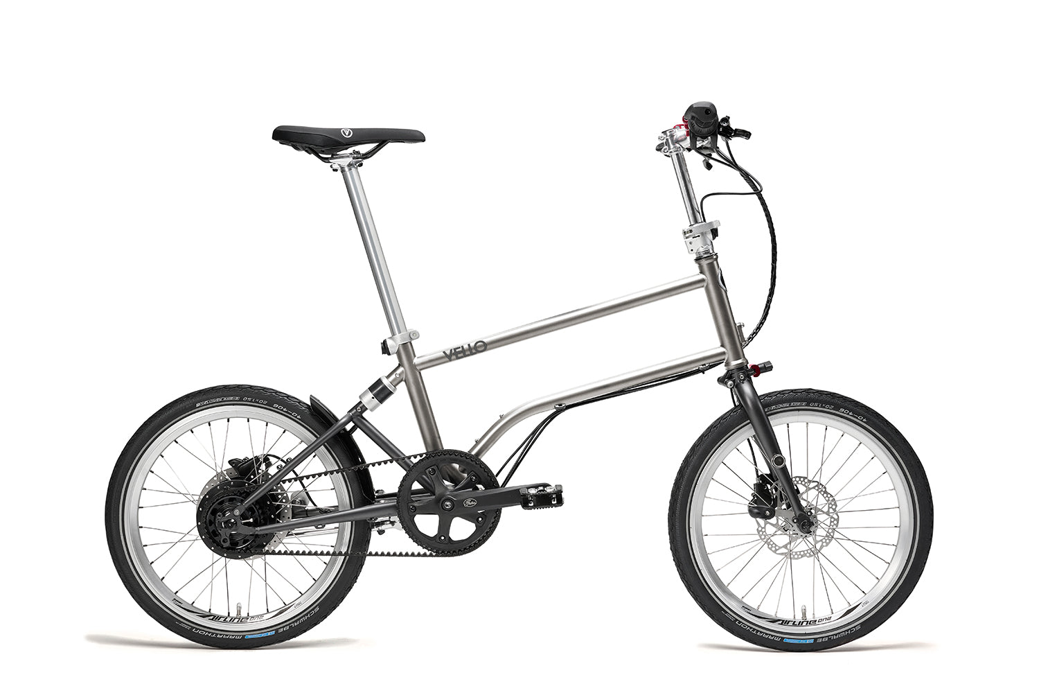Ein entfaltetes VELLO 3x3 Nine Edition Titan Faltrad / Klapprad in der Farbe gebürstetes Titan, mit 20 Zoll Schwalbe Marathon Reifen.