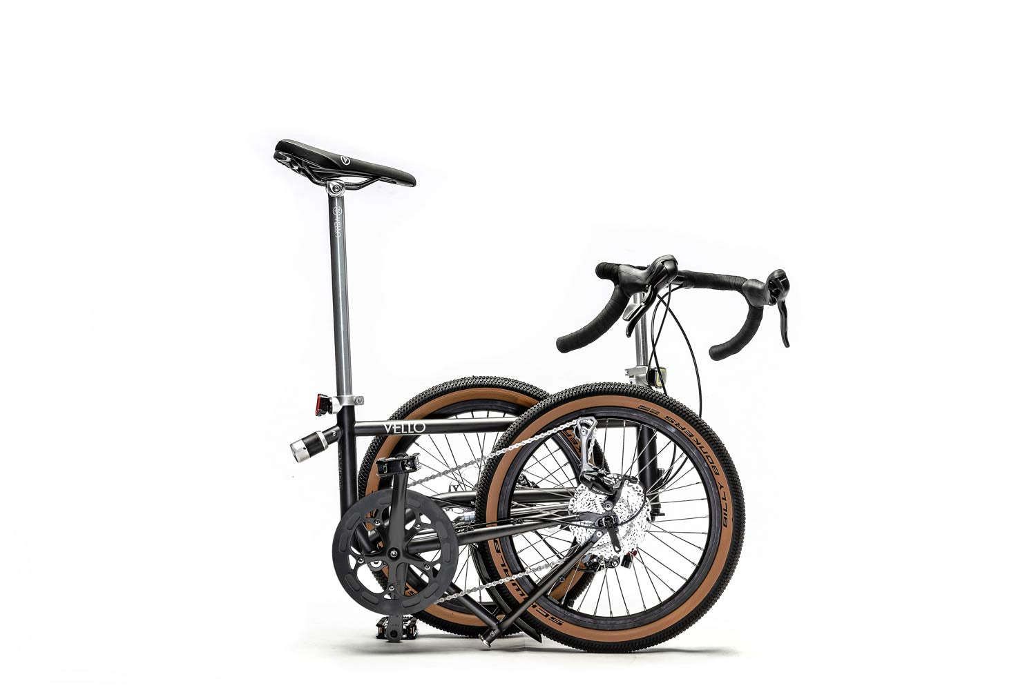 Ein gefaltetes VELLO Gravel Faltrad / Klapprad in der Farbe Anthrazit, mit 20 Zoll Billy Bonkers Reifen, der Fokus sitzt auf der Shimano 10-Gang Schaltung mit entfalteten Griffen.