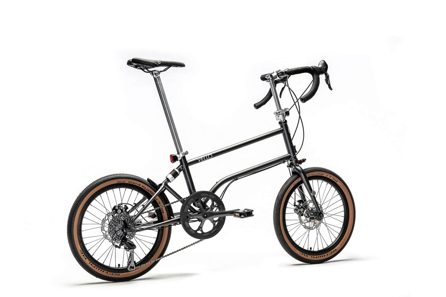 Ein entfaltetes VELLO Gravel Faltrad / Klapprad in der Farbe Anthrazit, mit 20 Zoll Billy Bonkers Reifen.
Lenkern.