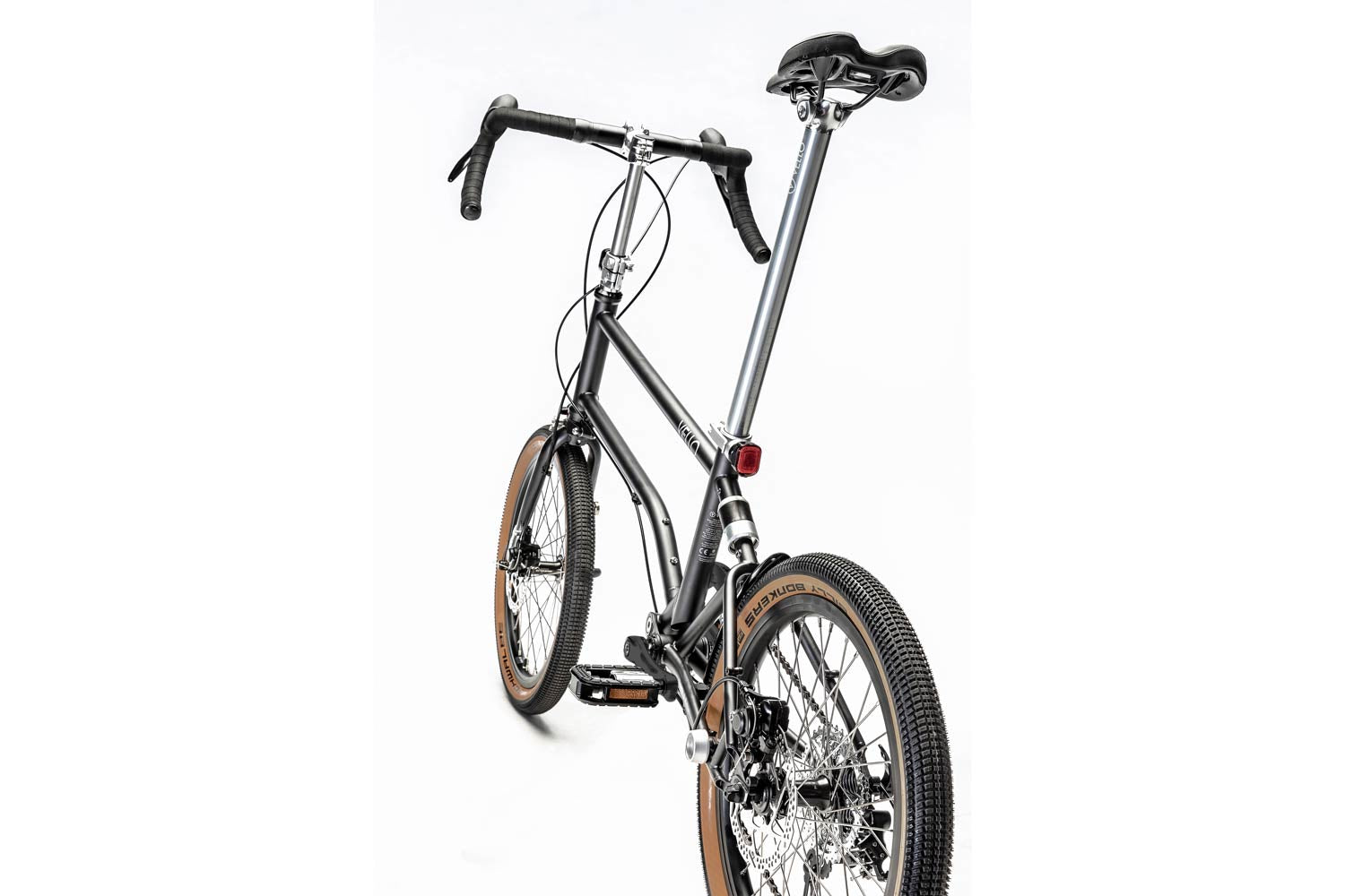 Ein entfaltetes VELLO Gravel Faltrad / Klapprad in der Farbe Anthrazit, mit 20 Zoll Billy Bonkers Reifen.