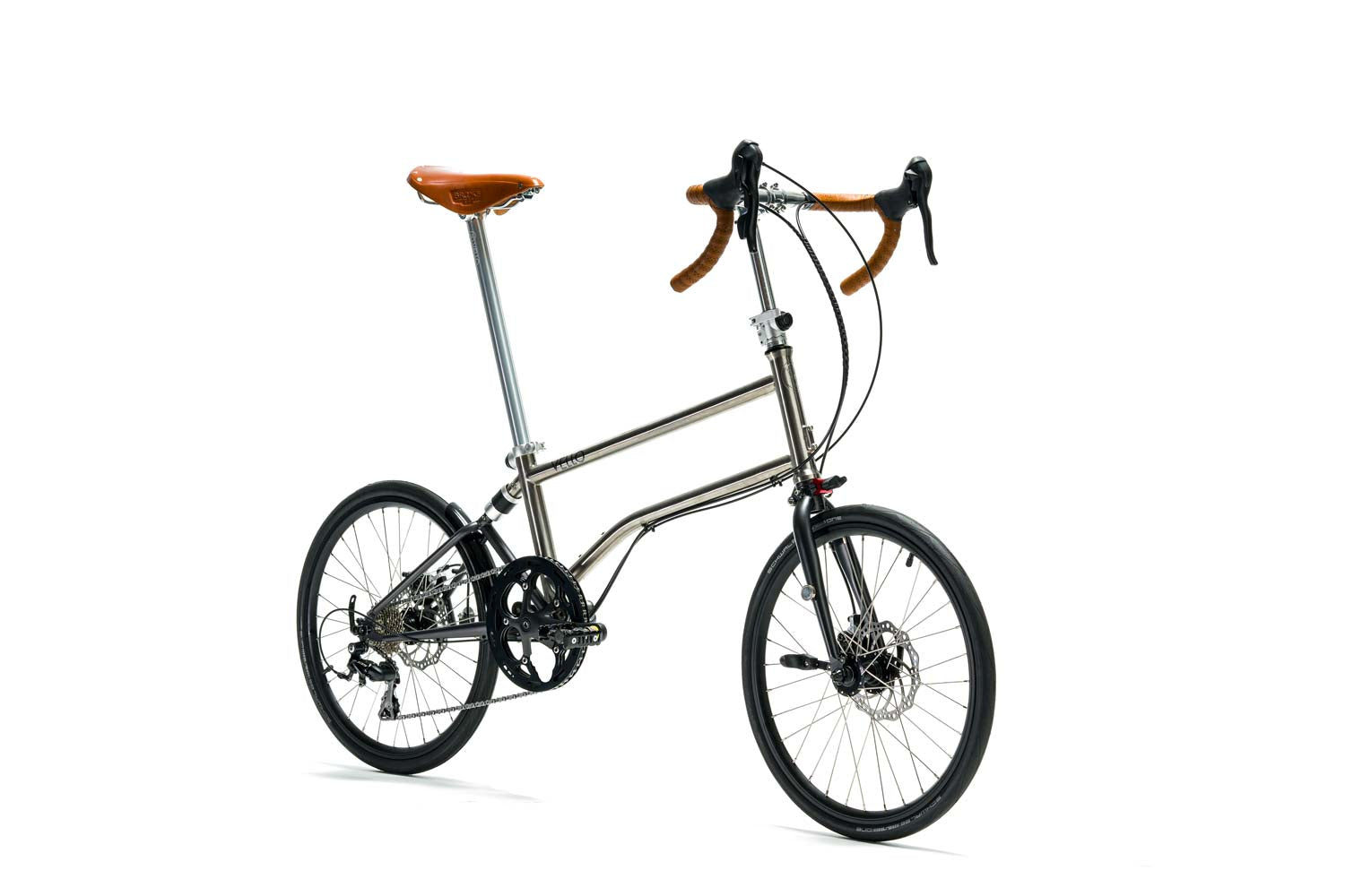 Ein entfaltetes VELLO Speedster Titan Faltrad / Klapprad ,in der Farbe gebürstetes Titan, mit 20 Zoll Schwalbe One Tube Type Performance 28-451 Reifen, Fokus ist auf den Honigbraunen gebogenen Griffen.