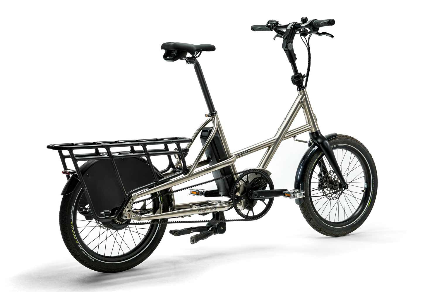 Ein VELLO SUB Lastenrad Titan in der Farbe gebürstetes Titan, mit 20 Zoll Schwalbe Pick up Reifen, Fokus sitzt auf dem integrierten Heckgepäckträger.