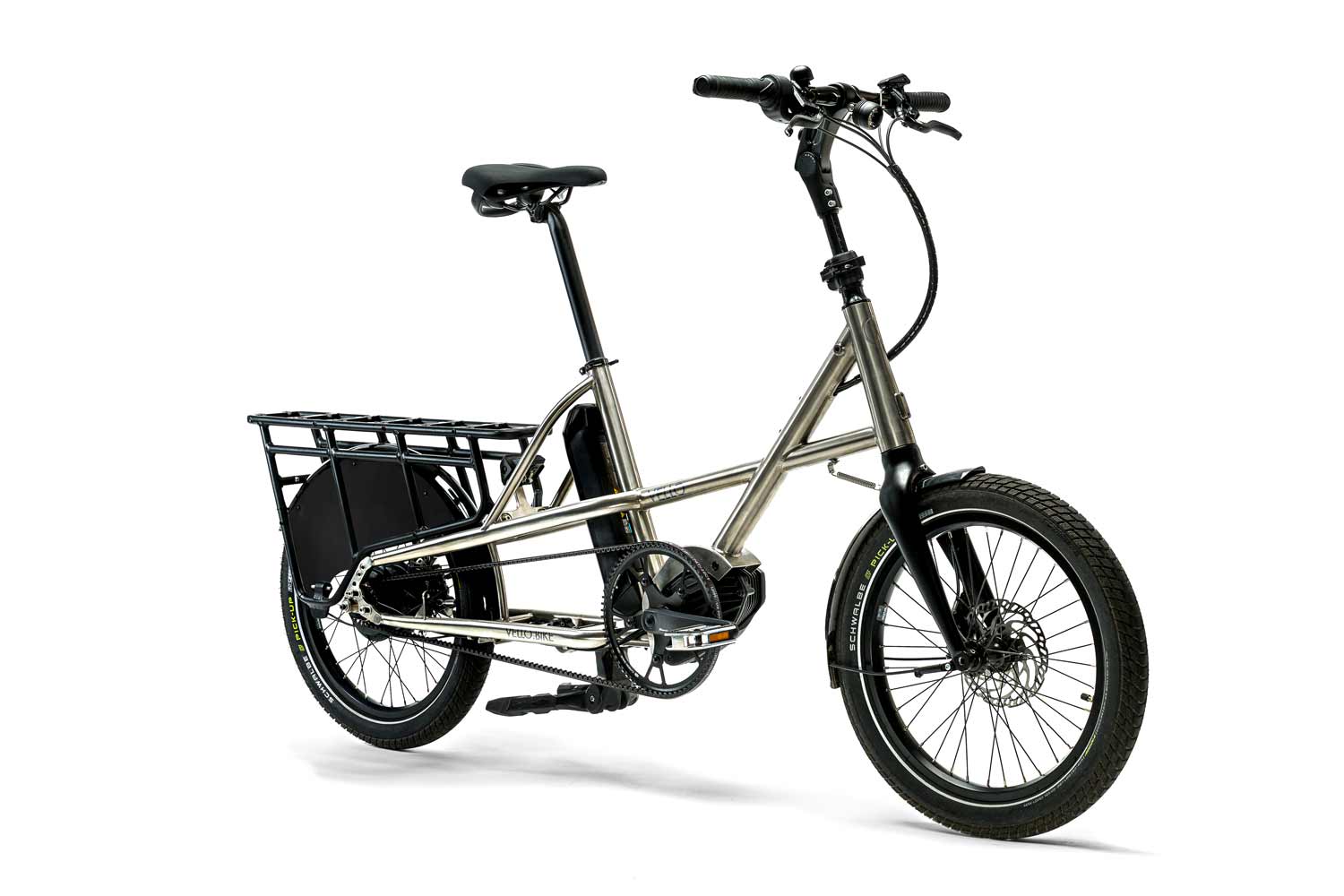Ein VELLO SUB Lastenrad Titan in der Farbe gebürstetes Titan, mit 20 Zoll Schwalbe Pick up Reifen, Fokus sitzt auf den verstellbaren Lenkern.