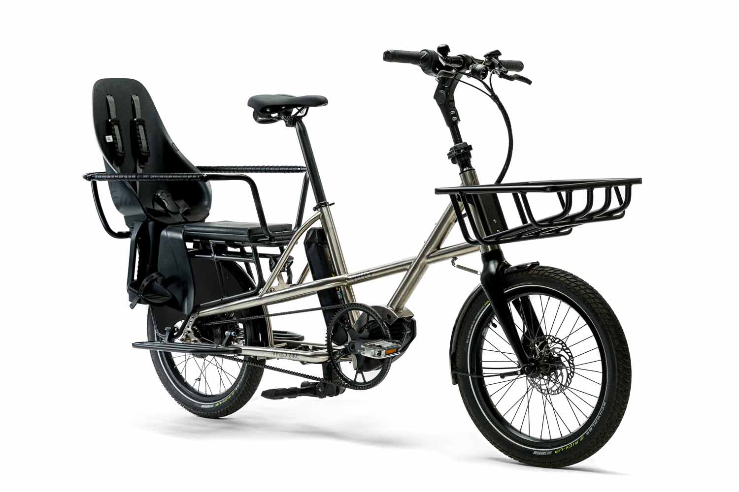 Ein VELLO SUB Lastenrad Titan in der Farbe gebürstetes Titan, mit 20 Zoll Schwalbe Pick up Reifen, mit dem Reling, Kindersitz, Falt-Trittbrett, MIK Sitzpolster und Frontgepäckträger.