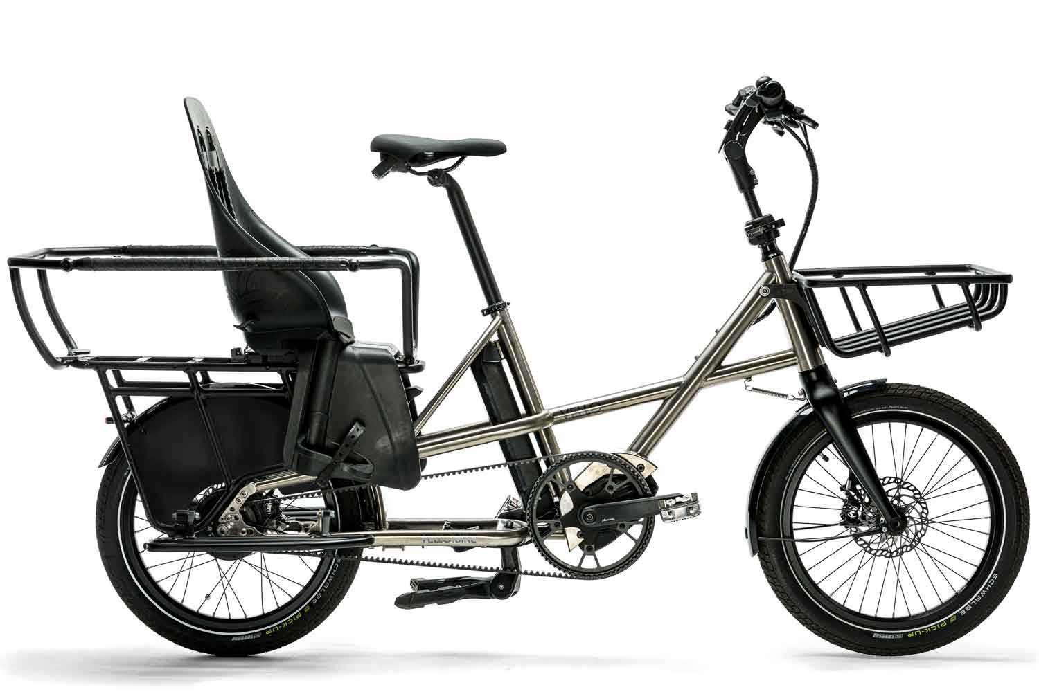 Ein VELLO SUB Lastenrad Titan in der Farbe gebürstetes Titan, mit 20 Zoll Schwalbe Pick up Reifen, mit dem Reling, Kindersitz, Falt-Trittbrett und Frontgepäckträger.