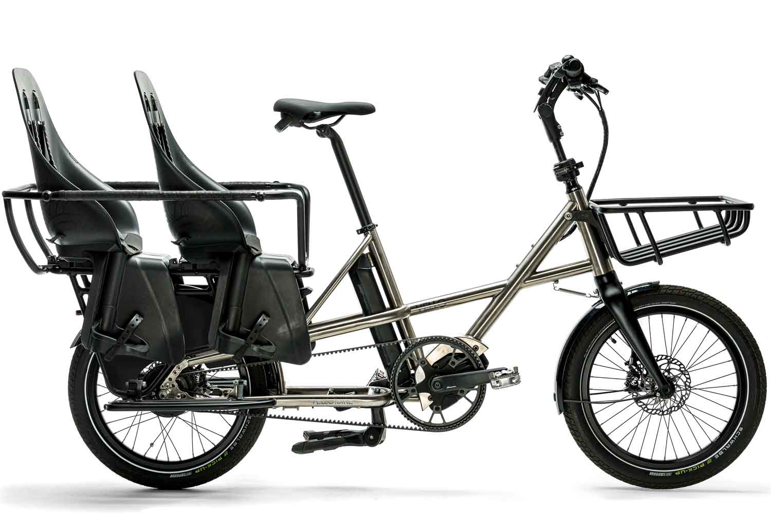Ein VELLO SUB Lastenrad Titan in der Farbe gebürstetes Titan, mit 20 Zoll Schwalbe Pick up Reifen, mit dem Reling, 2 Kindersitze, Falt-Trittbrett und Frontgepäckträger.