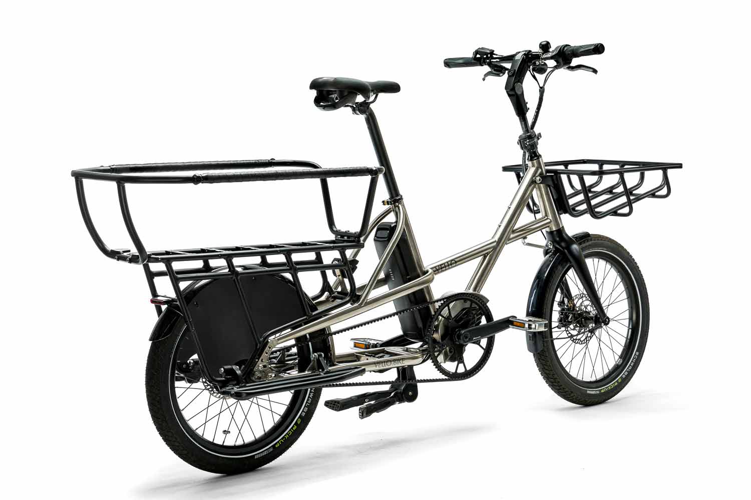 Ein VELLO SUB Lastenrad Titan in der Farbe gebürstetes Titan, mit 20 Zoll Schwalbe Pick up Reifen, mit dem Reling, Falt-Trittbrett und Frontgepäckträger.