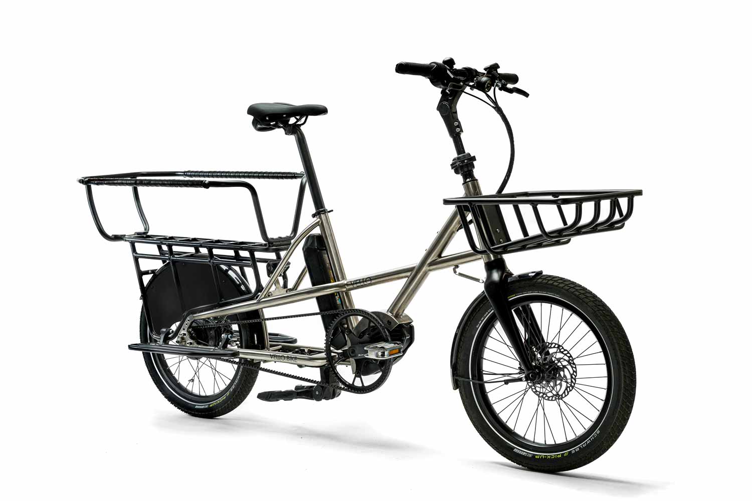 Ein VELLO SUB Lastenrad Titan in der Farbe gebürstetes Titan, mit 20 Zoll Schwalbe Pick up Reifen, mit dem Reling, Falt-Trittbrett und Frontgepäckträger.