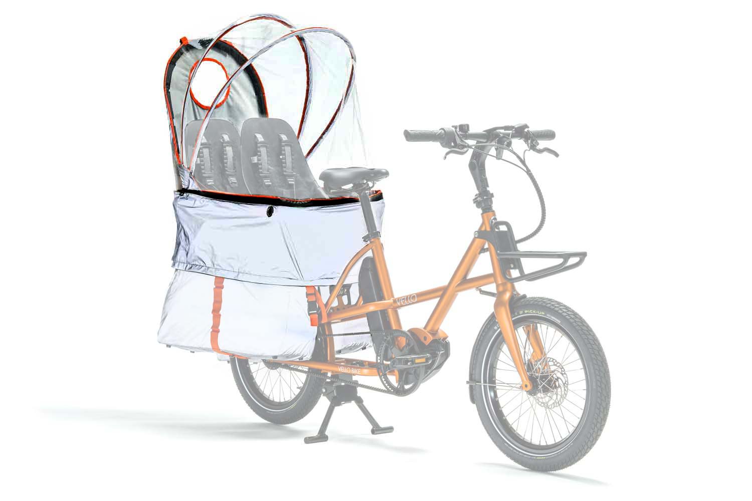 Ein VELLO SUB Lastenrad Cocoon 360 Grad Reflective offen mit zwei Hintereinander befestigten Kindersitzen auf einem VELLO SUB Lastenrad in der Farbe Kupfer.