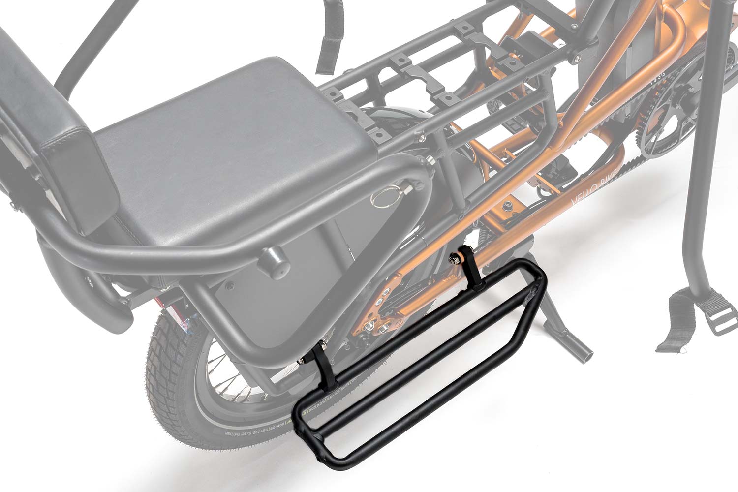 Ein VELLO SUB Falt-Trittbrett entfalten und montiert auf einem VELLO SUB Lastenrad in der Farbe Kupfer.