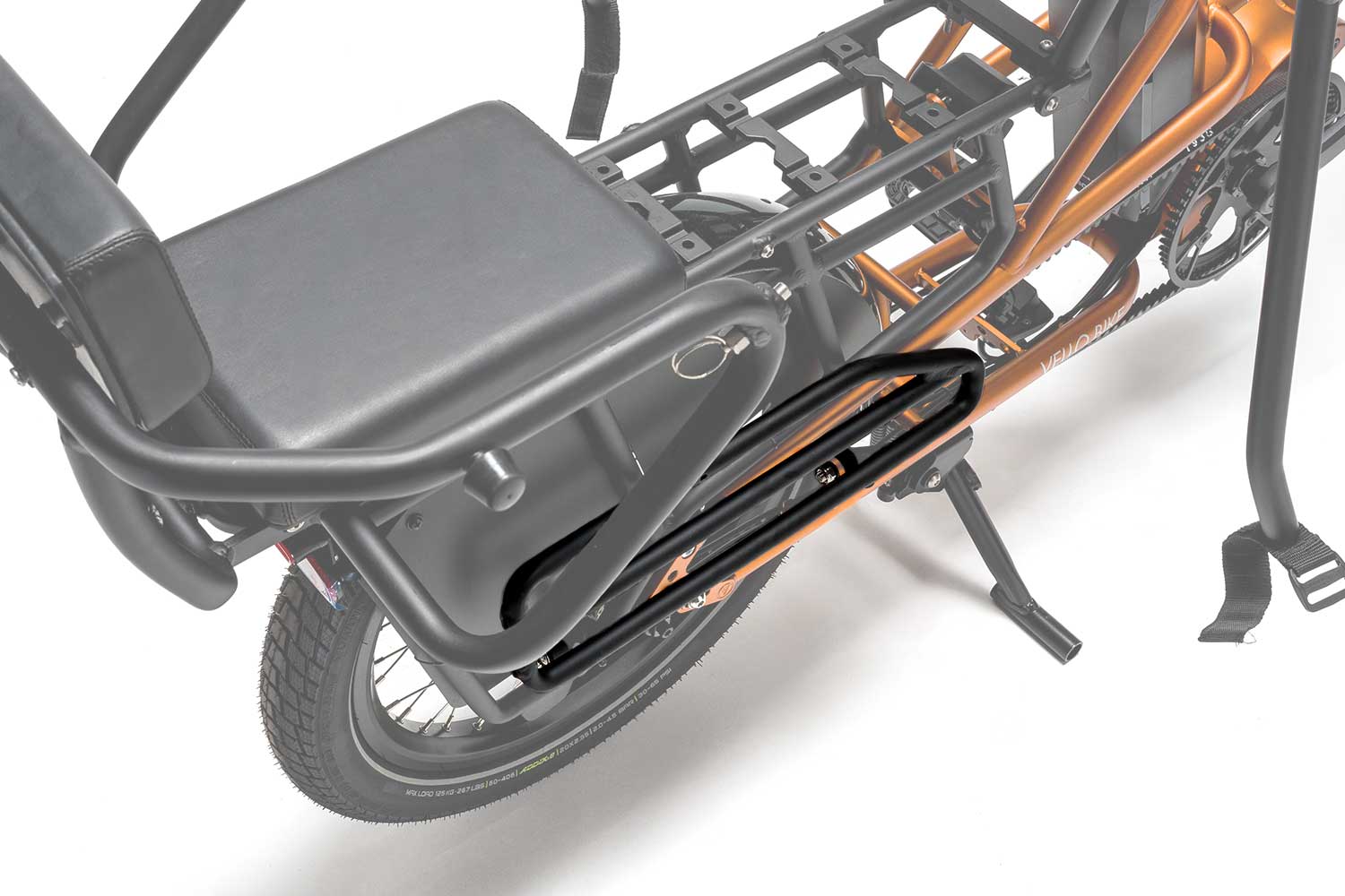 Ein VELLO SUB Falt-Trittbrett gefaltet und montiert auf einem VELLO SUB Lastenrad in der Farbe Kupfer.