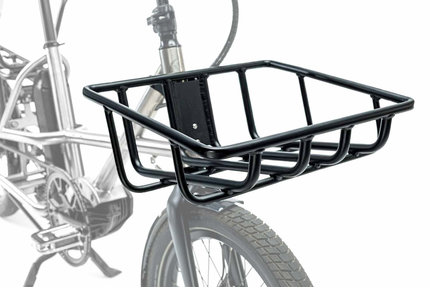 Ein VELLO SUB Lasten Frontgepäckträger auf einem VELLO SUB Titan Lastenrad, in der Farbe gebürstetes Titan montiert.