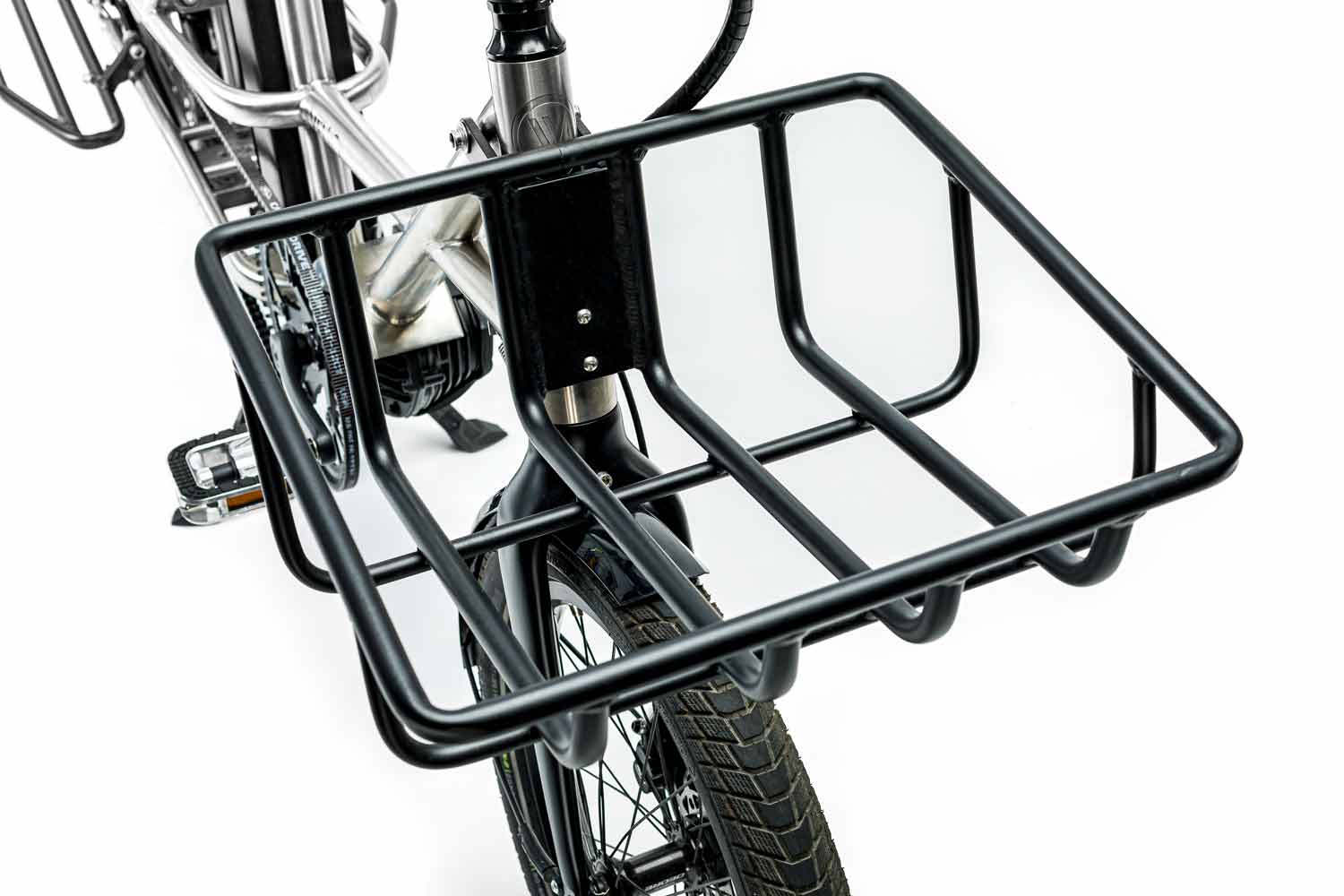 Ein VELLO SUB Lasten Frontgepäckträger auf einem VELLO SUB Titan Lastenrad, in der Farbe gebürstetes Titan montiert.