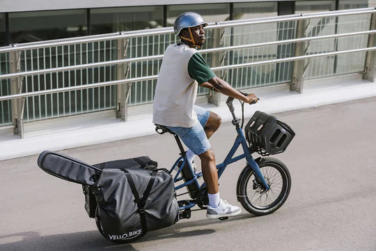 Mann mit Gepäck und Taschen auf VELLO SUB