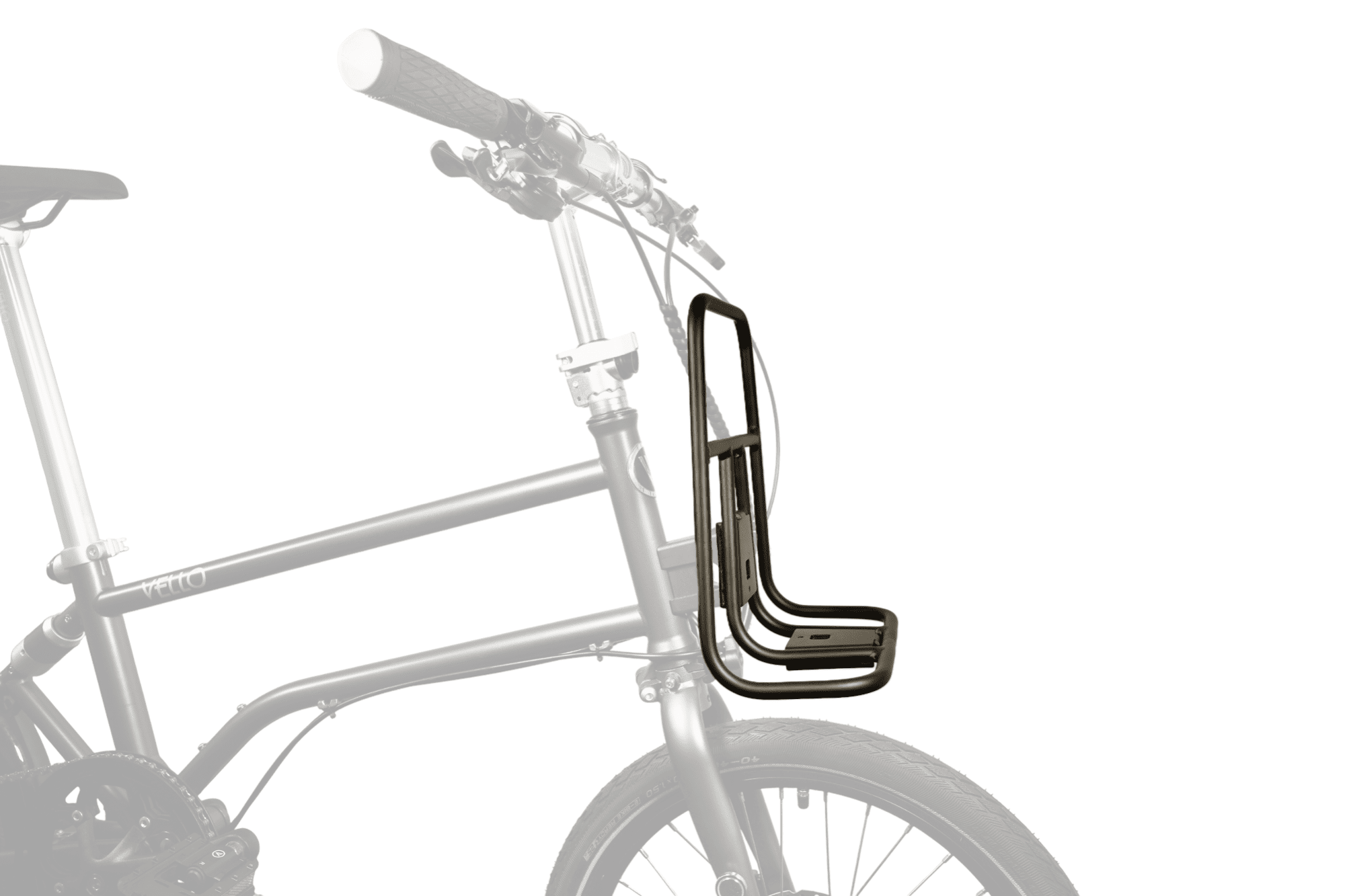 Ein VELLO Faltrad (transparent) mit "Pizza" Frontgepäckträger (nicht transparent) in der Einstellung dass die kürzere Fläche horizontal ist. 