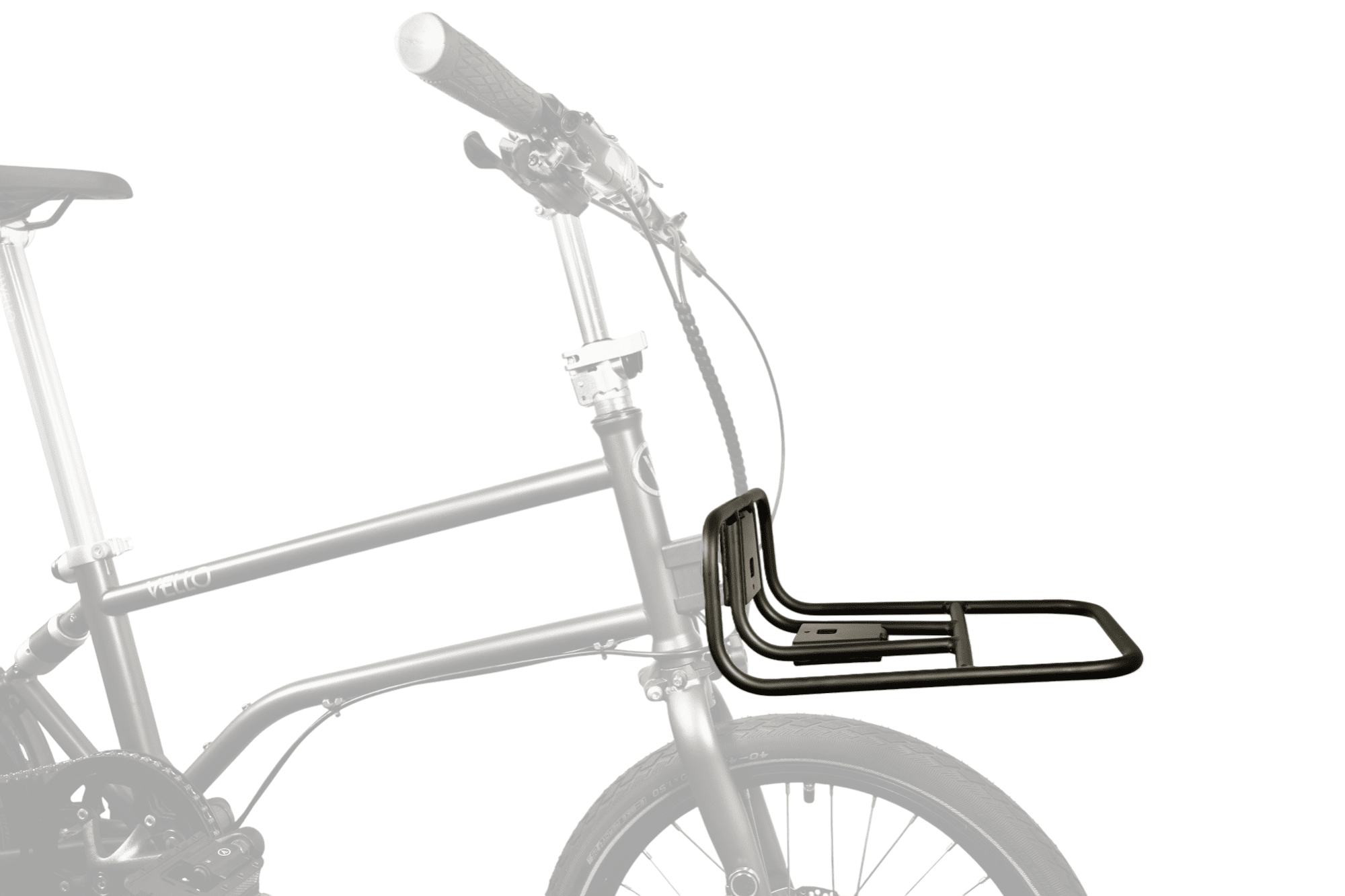 Ein VELLO Faltrad (transparent) mit "Pizza" Frontgepäckträger (nicht transparent) in der Einstellung dass die längere Fläche horizontal ist. 