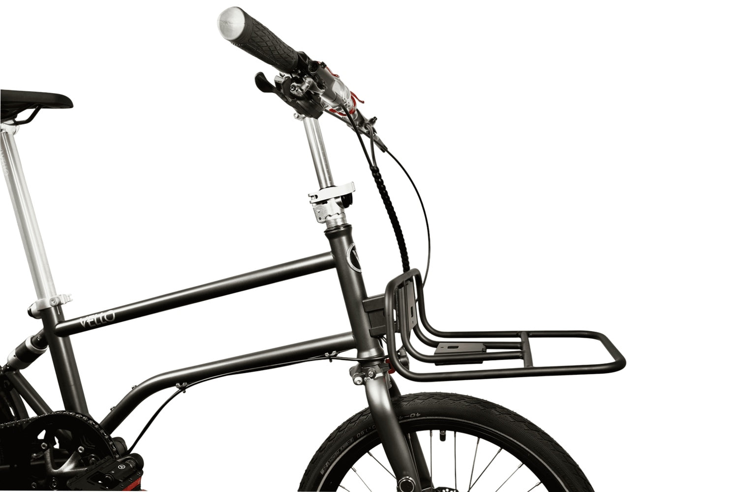 Ein VELLO Faltrad mit "Pizza" Frontgepäckträger in der Einstellung dass die längere Fläche horizontal ist. 