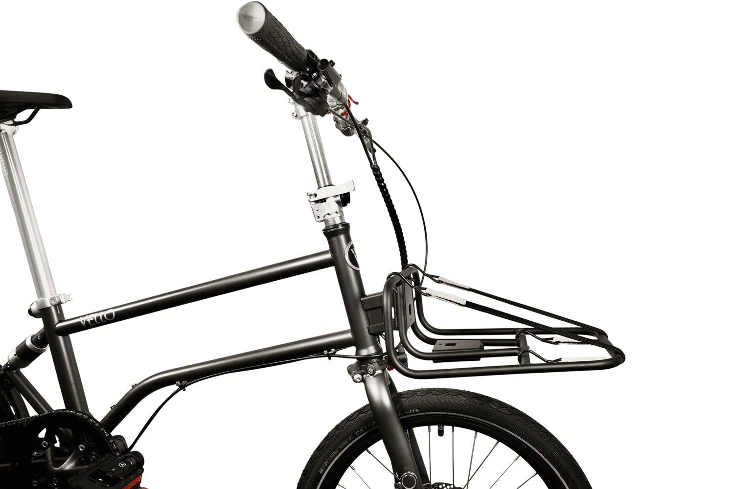 Ein VELLO Faltrad mit "Pizza" Frontgepäckträger in der Einstellung dass die längere Fläche horizontal ist (mit 2 Expandern).