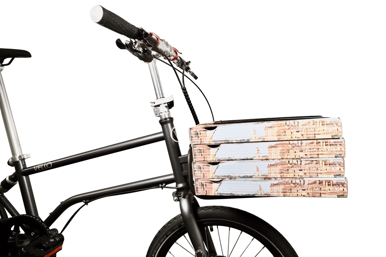 Ein VELLO Faltrad mit "Pizza" Frontgepäckträger der mit 4 Pizzakartons beladen ist. 