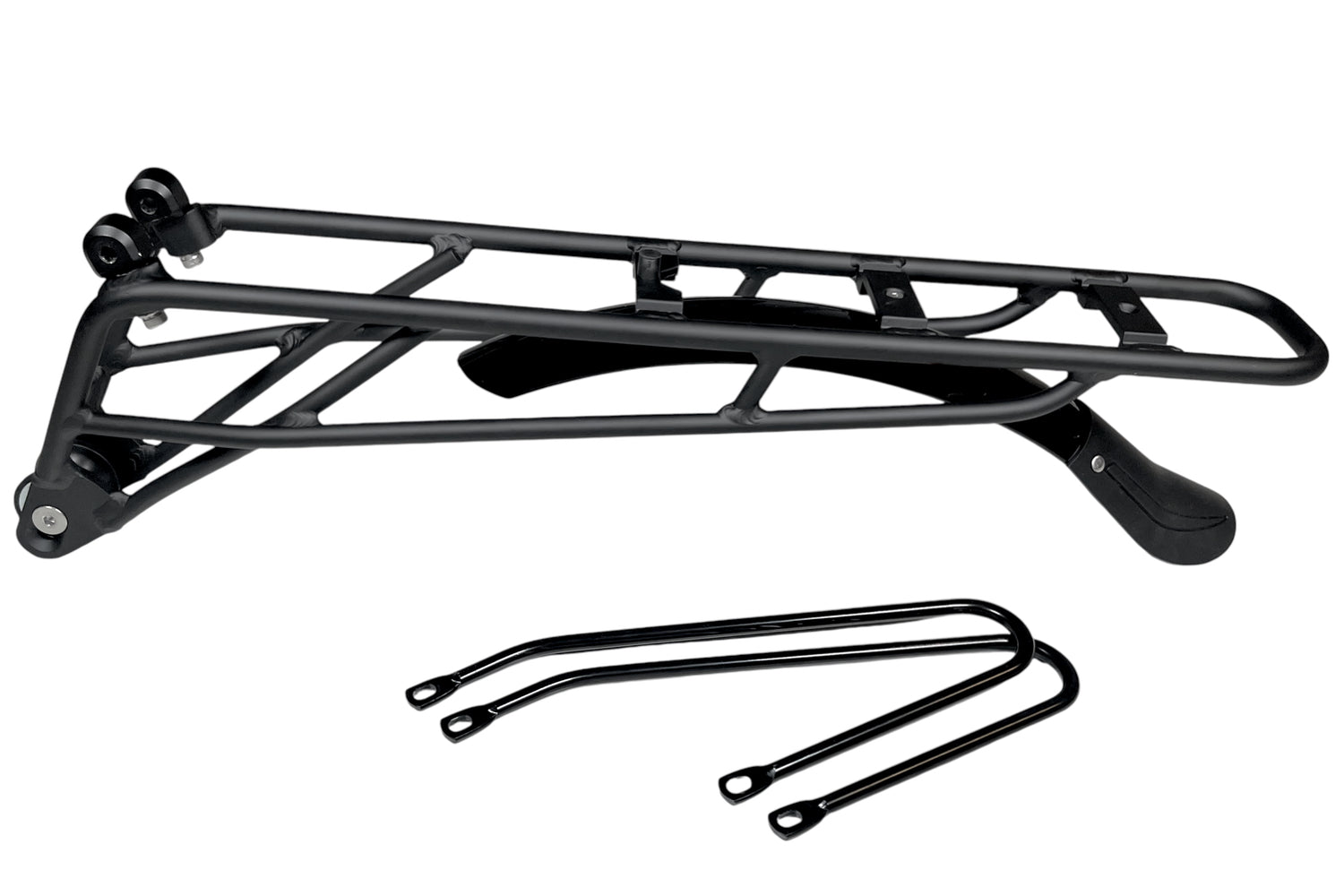 Eine Nahaufnahme des faltbaren Gepäckträgers hinten und der beiden Bügel.