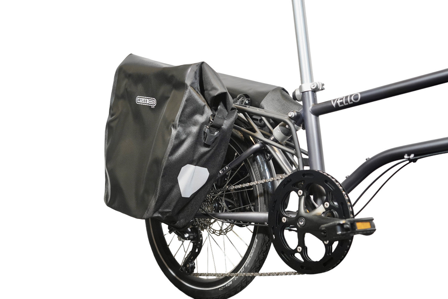 Ein VELLO-Fahrrad mit Gepäckträger und Fahrradtaschen.