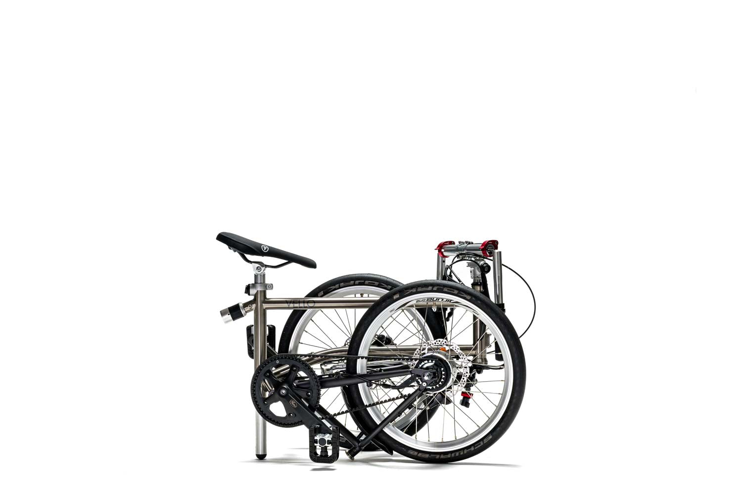 Ein gefaltetes VELLO Alfine Titan Faltrad / Klapprad in der Farbe gebürstetes Titan, mit 20 Zoll Schwalbe Kojak Reifen.
