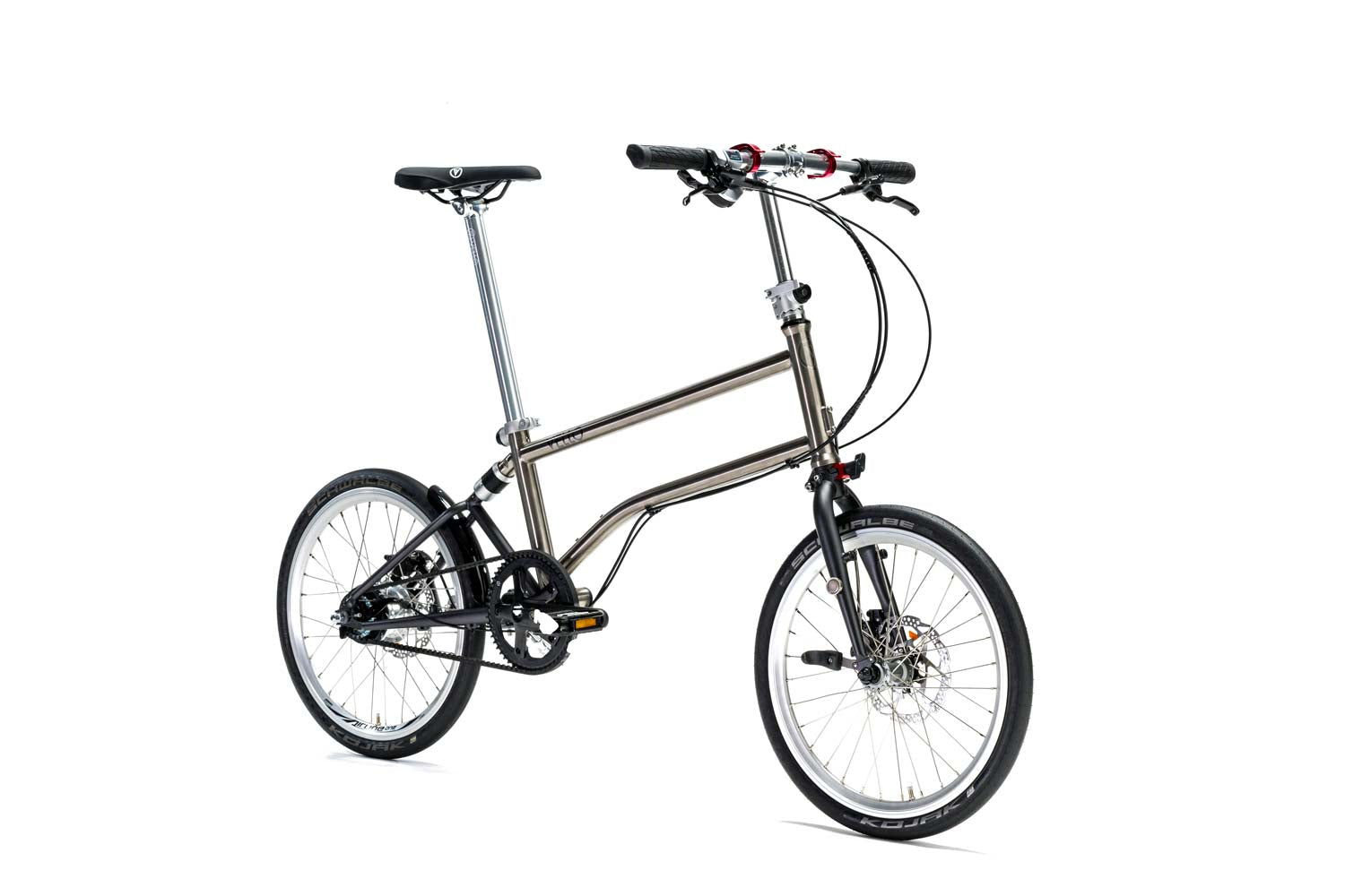 Ein entfaltetes VELLO Alfine Titan Faltrad / Klapprad in der Farbe gebürstetes Titan, mit 20 Zoll Schwalbe Kojak Reifen, der Fokus sitzt auf den faltbaren Lenkern.

