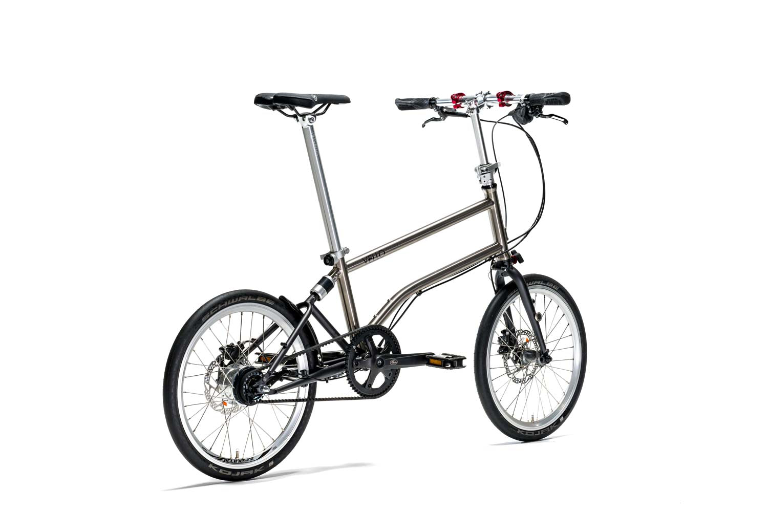 Ein entfaltetes VELLO Alfine Titan Faltrad / Klapprad in der Farbe gebürstetes Titan, mit 20 Zoll Schwalbe Kojak Reifen, der Fokus sitzt auf der Alfine 8/11 Gang-Nabenschaltung.

