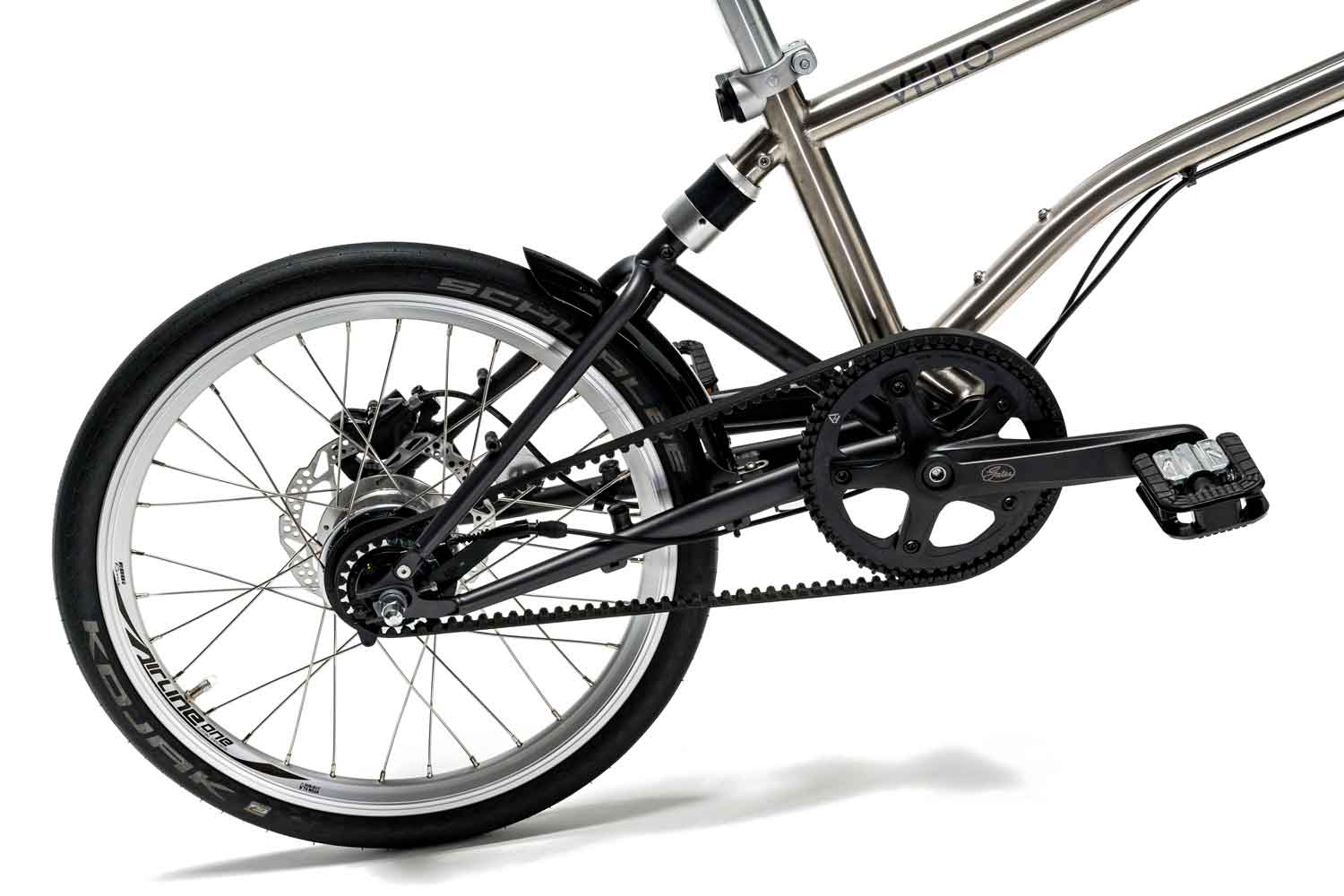 Die Alfine 8/11 Gang-Nabenschaltung des VELLO Alfine Titan Faltrad / Klapprades in der Farbe gebürstetes Titan, mit 20 Zoll Schwalbe Kojak Reifen.
