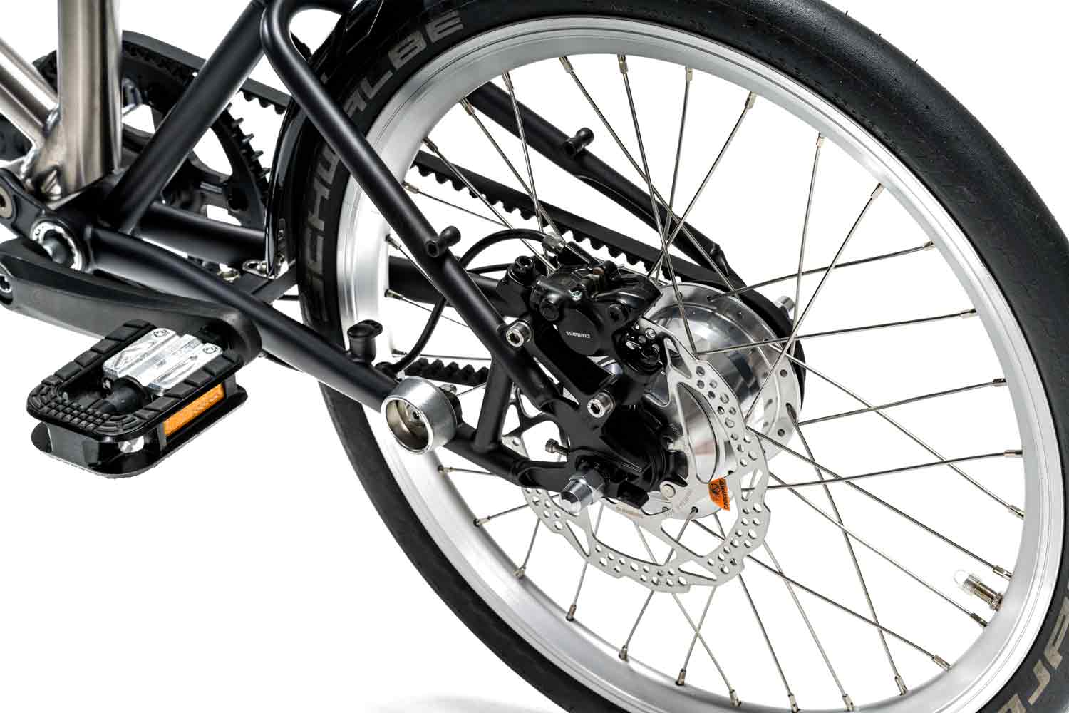 Das Hinterrad mit Magnet des VELLO Alfine Titan Faltrad / Klapprades, in der Farbe gebürstetes Titan, mit 20 Zoll Schwalbe Kojak Reifen.
