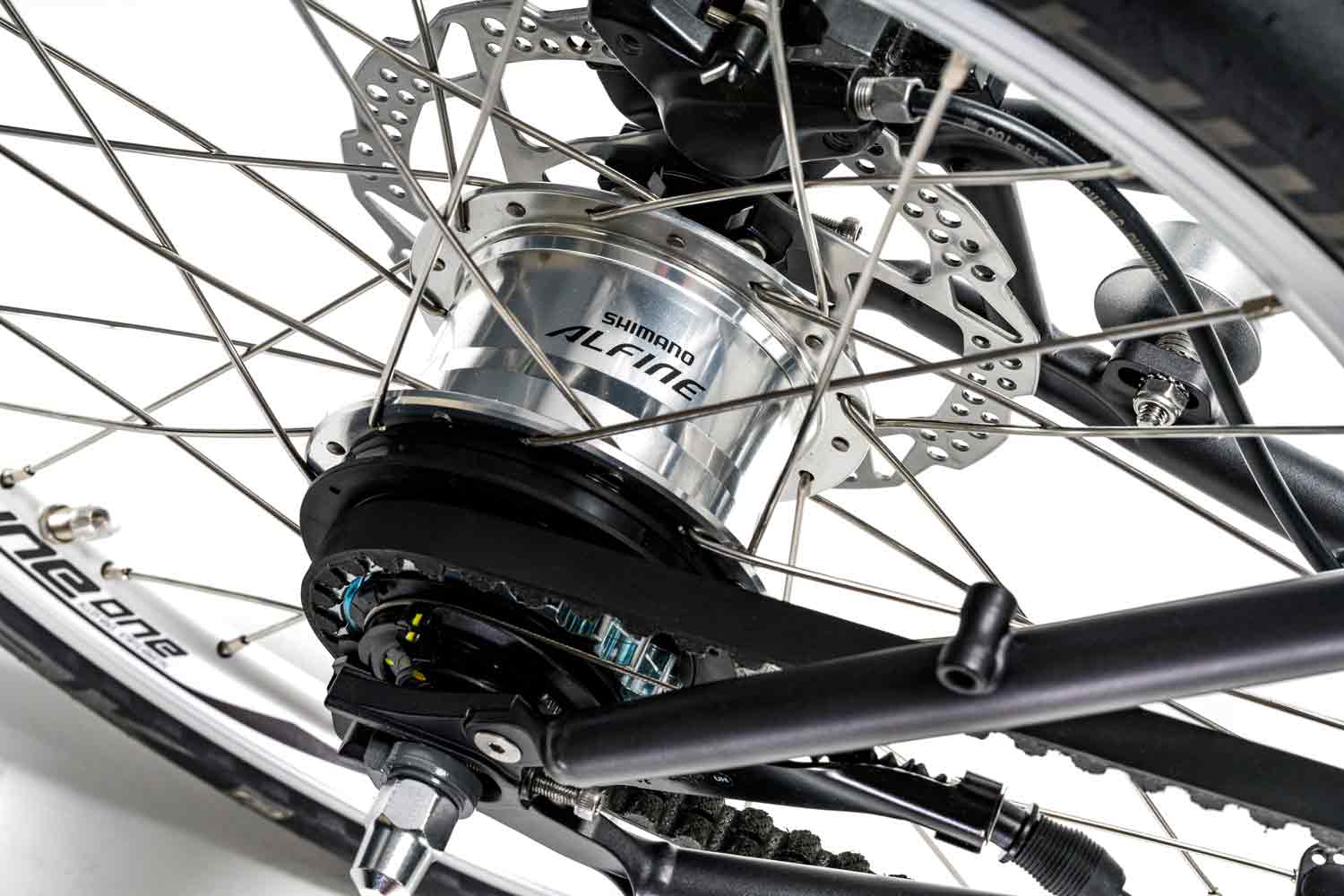 Die Alfine 8/11 Gangschaltung eines VELLO Titan Alfine Faltrad / Klapprades in der Farbe gebürstetes Titan, mit 20 Zoll Schwalbe Kojak Reifen.
