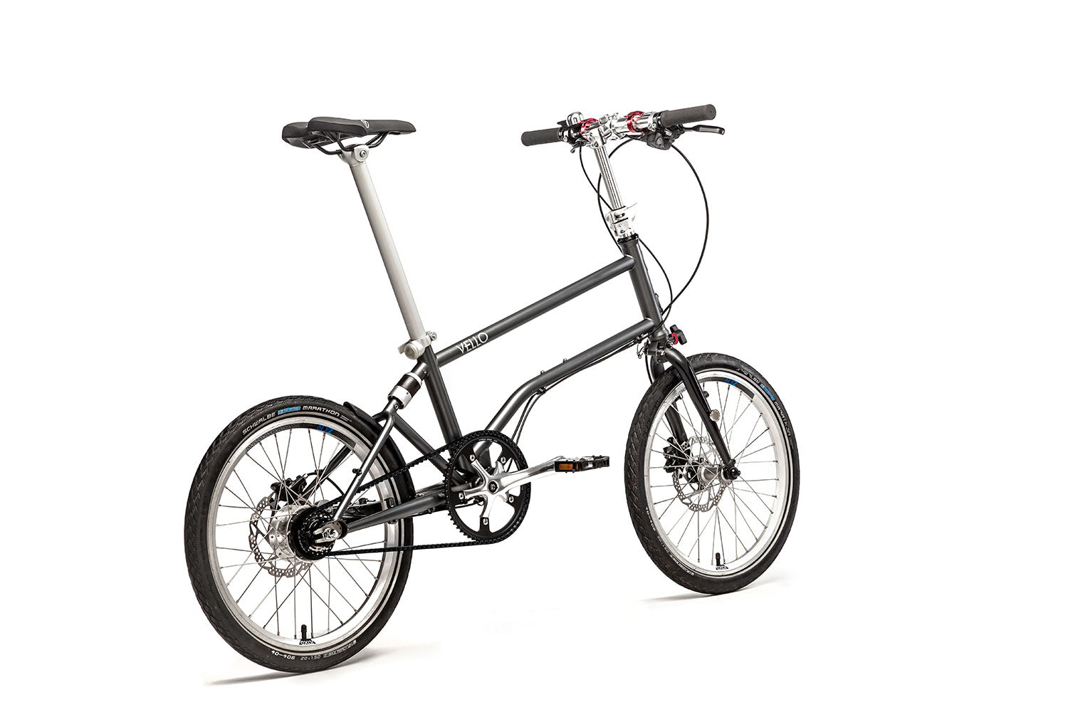 Ein entfaltetes VELLO Alfine Faltrad / Klapprad in der Farbe Anthrazit, mit 20 Zoll Schwalbe Marathon Reifen, der Fokus sitzt auf der Alfine 8/11 Gang-Nabenschaltung.
