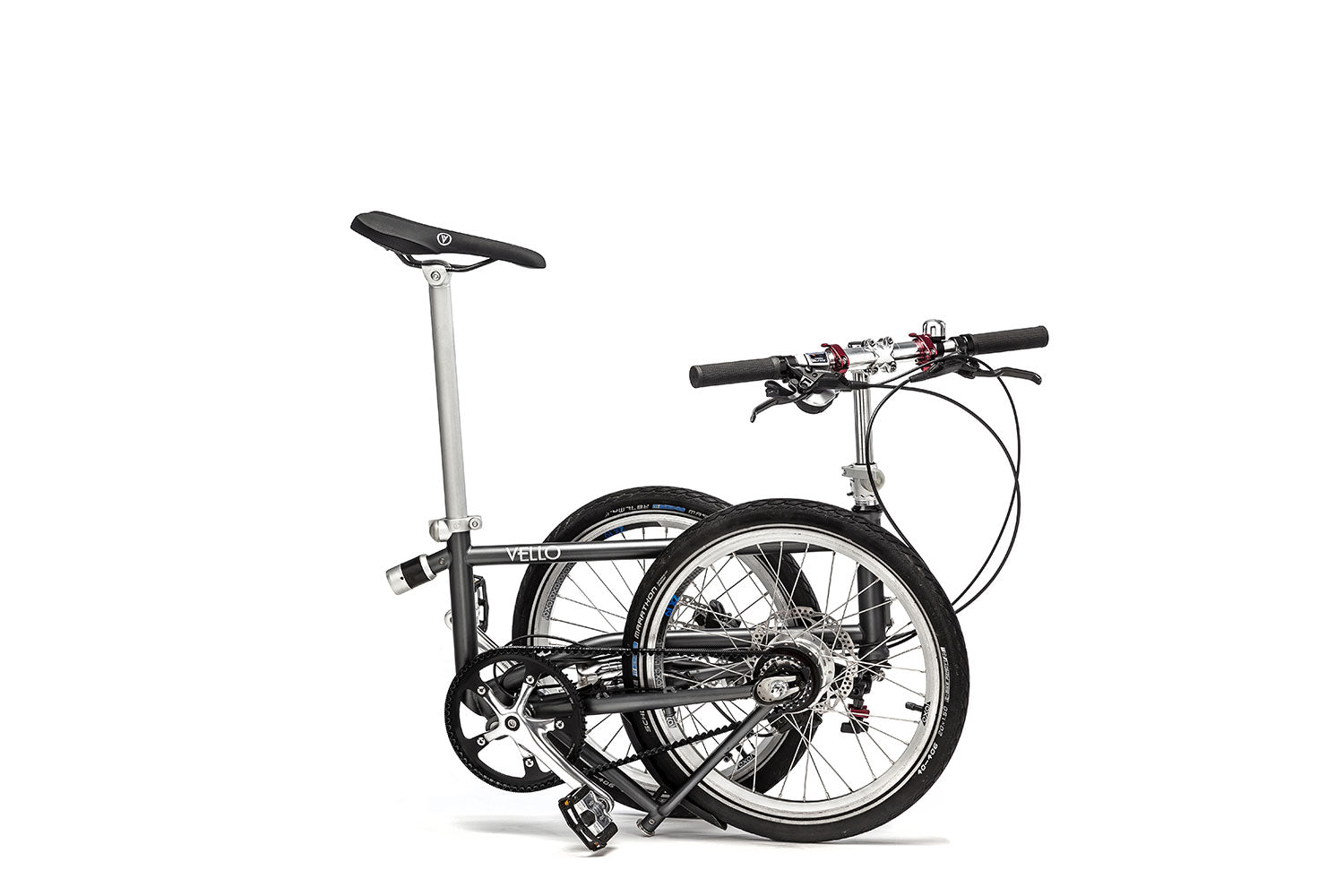 Ein gefaltetes VELLO Alfine Faltrad / Klapprad in der Farbe Anthrazit, mit 20 Zoll Schwalbe Marathon Reifen, mit entfalteten Lenkern.
