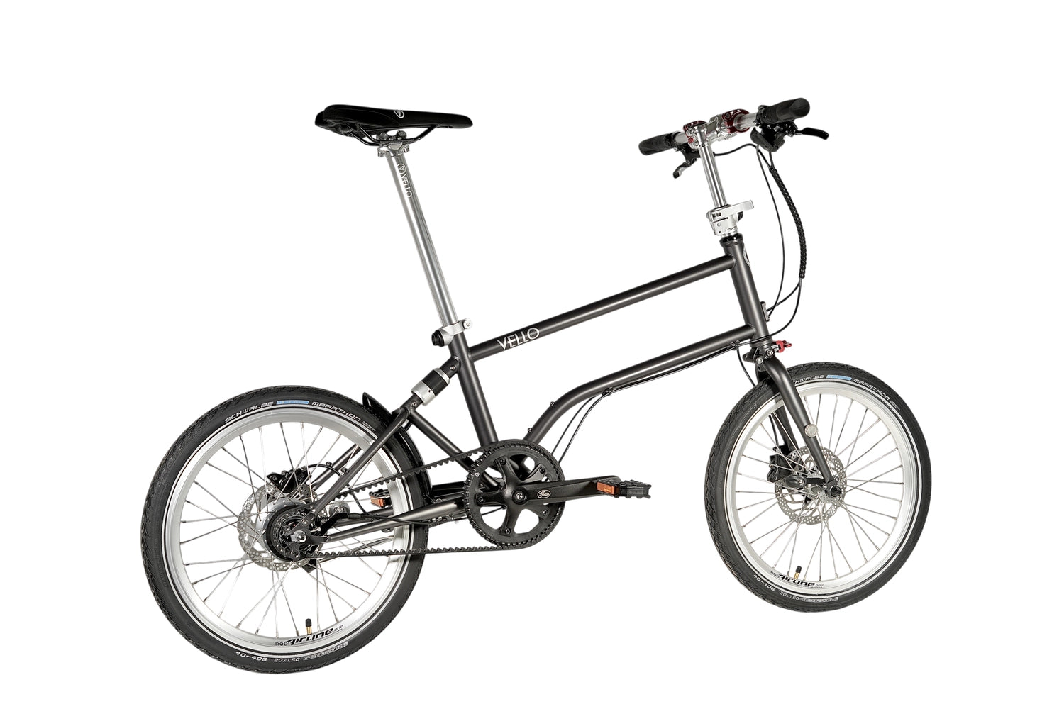 Ein entfaltetes VELLO Alfine Faltrad / Klapprad in der Farbe Anthrazit, mit 20 Zoll Schwalbe Marathon Reifen, der Fokus sitzt auf der Alfine 8/11 Gang-Nabenschaltung.