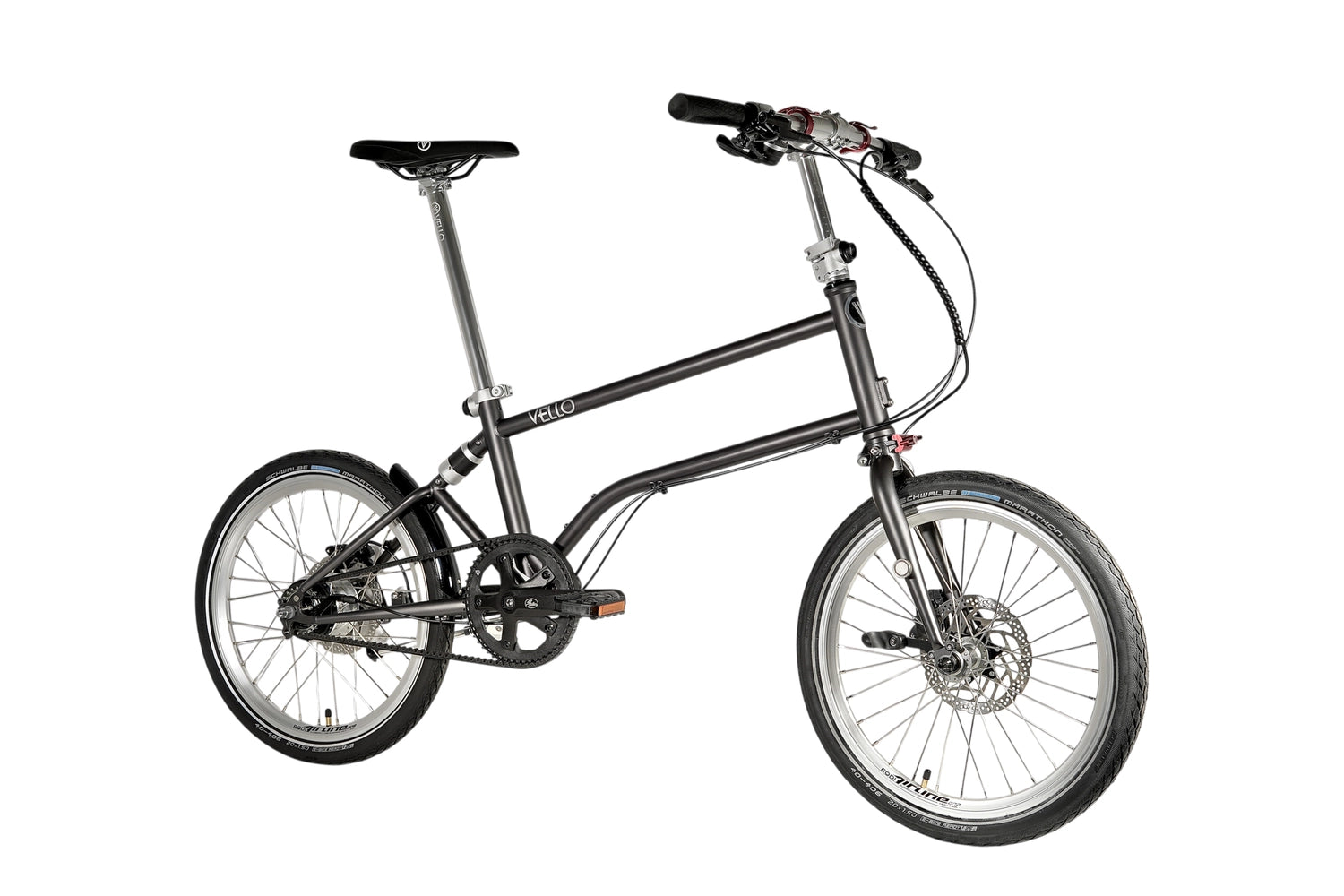 Ein entfaltetes VELLO Alfine Faltrad / Klapprad in der Farbe Anthrazit, mit 20 Zoll Schwalbe Marathon Reifen, der Fokus sitzt auf den faltbaren Lenkern.