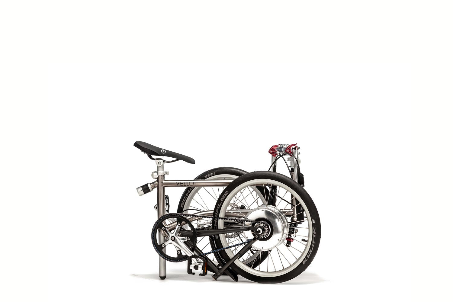Ein gefaltetes VELLO BIKE plus Automatic Titan Faltrad / Klapprad in der Farbe gebürstetes Titan, mit 20 Zoll Schwalbe Kojak Reifen.
