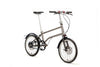 Ein entfaltetes VELLO BIKE plus Automatic Titan Faltrad / Klapprad in der Farbe gebürstetes Titan, mit 20 Zoll Schwalbe Kojak Reifen, Fokus sitzt auf dem schwarzen faltbaren Lenkern.
