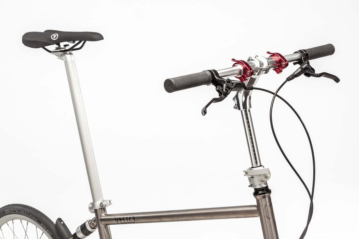 Der ikonische schwarze Selle Royal Sattel und die schwarzen Lenker eined VELLO BIKE plus Automatic Titan Faltrades / Klapprades .
