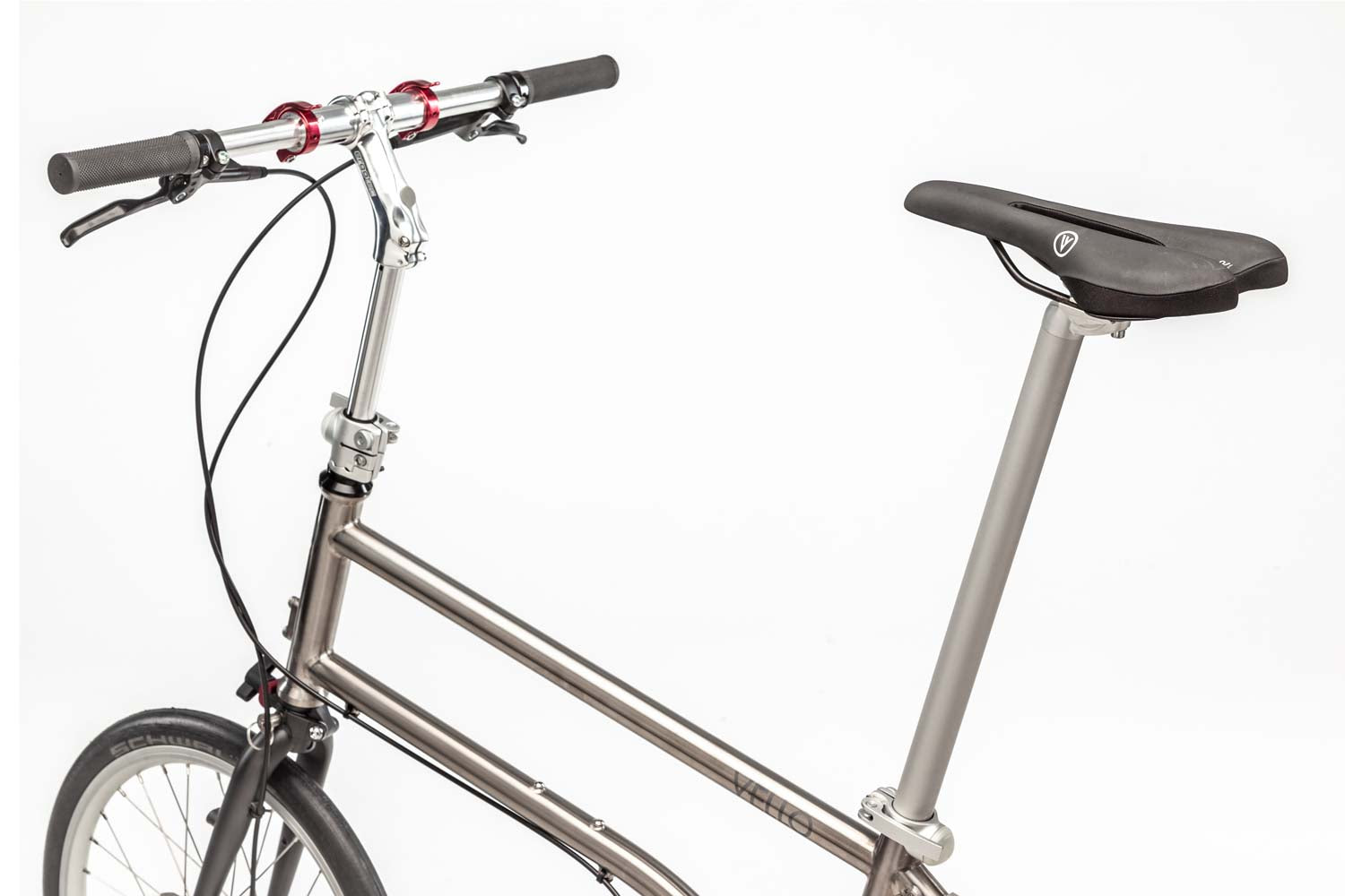 Der ikonische schwarze Selle Royal Sattel und die schwarzen Lenker eine VELLO BIKE plus Automatic Titan.
