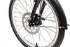 Das Vorderrad eines VELLO BIKE plus Automatik Faltrad / Klapprades in der Farbe Anthrazit, mit 20 Zoll Schwalbe Marathon Reifen.
