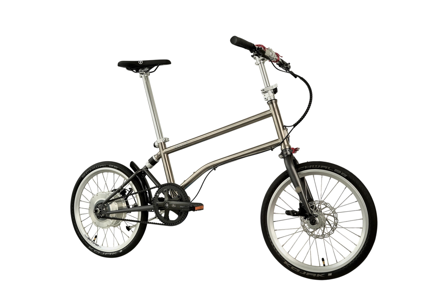 Ein entfaltetes VELLO BIKE plus Automatic Titan Faltrad / Klapprad in der Farbe gebürstetes Titan, mit 20 Zoll Schwalbe Kojak Reifen, Fokus sitzt auf dem schwarzen faltbaren Lenkern.