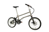 Ein entfaltetes VELLO BIKE plus Automatic Titan Faltrad / Klapprad in der Farbe gebürstetes Titan, mit 20 Zoll Schwalbe Kojak Reifen, Fokus sitzt auf dem schwarzen faltbaren Lenkern.