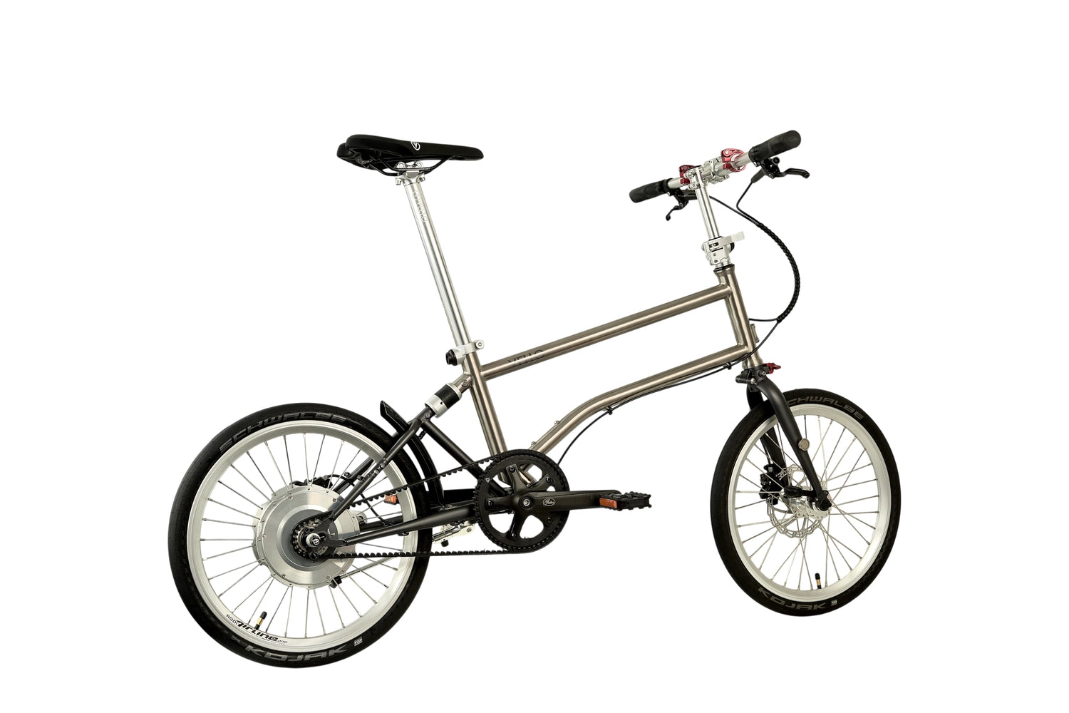 Ein entfaltetes VELLO BIKE plus Automatic Titan Faltrad / Klapprad in der Farbe gebürstetes Titan, mit 20 Zoll Schwalbe Kojak Reifen, Fokus sitzt auf dem schwarzen VELLO Sattel.
