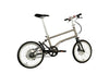 Ein entfaltetes VELLO BIKE plus Automatic Titan Faltrad / Klapprad in der Farbe gebürstetes Titan, mit 20 Zoll Schwalbe Kojak Reifen, Fokus sitzt auf dem schwarzen VELLO Sattel.
