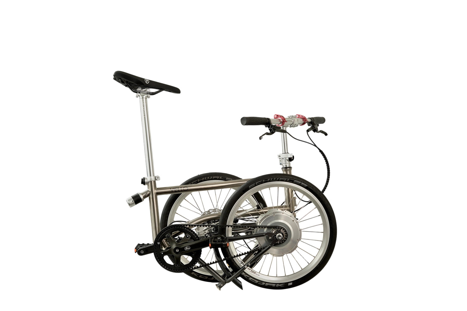Ein gefaltetes VELLO BIKE plus Automatic Titan Faltrad / Klapprad in der Farbe gebürstetes Titan, mit 20 Zoll Schwalbe Kojak Reifen und entfalten Lenkern.