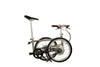 Ein gefaltetes VELLO BIKE plus Automatic Titan Faltrad / Klapprad in der Farbe gebürstetes Titan, mit 20 Zoll Schwalbe Kojak Reifen und entfalten Lenkern.