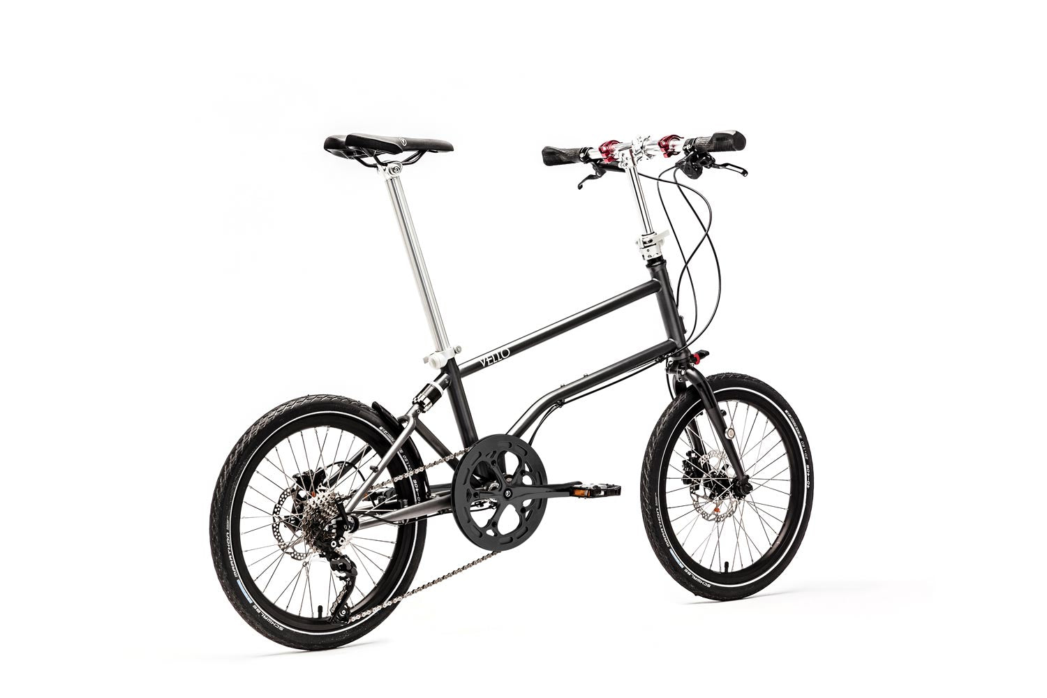 Ein entfaltetes VELLO Rocky Faltrad / Klapprad in der Farbe Anthrazit, mit 20 Zoll Schwalbe Marathon Reifen, der Fokus sitzt auf dem Hinterrad Shimano Deore XT 10-Gang Schaltwerk.
