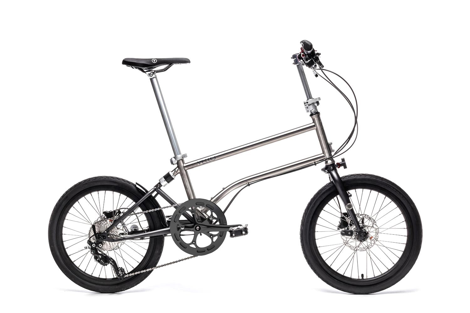 Ein entfaltetes VELLO Rocky Titan Faltrad / Klapprad in der Farbe gebürstetes Titan, mit 20 Zoll Schwalbe Kojak Reifen.
