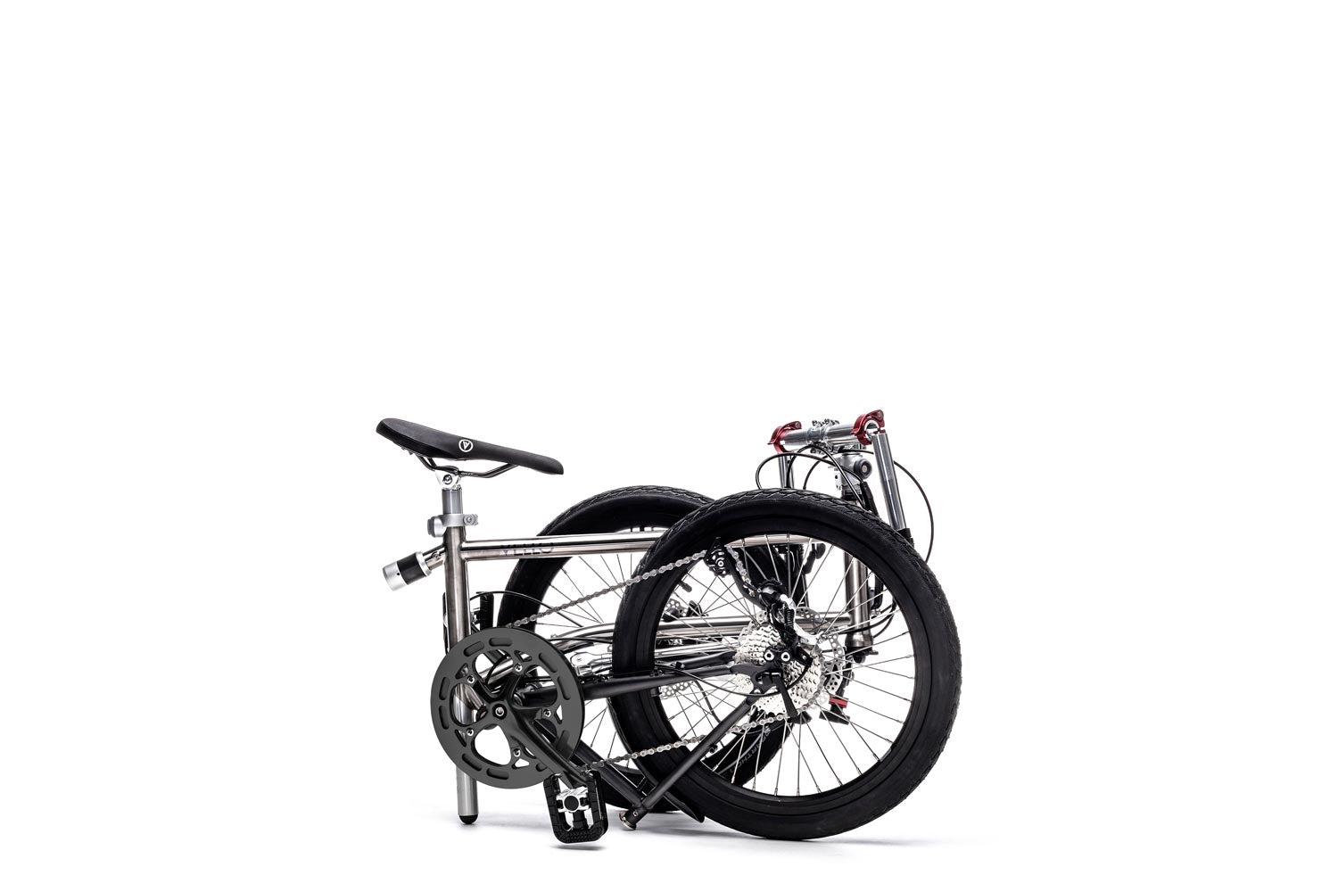 Ein gefaltetes VELLO Rocky Titan Faltrad / Klapprad in der Farbe gebürstetes Titan, mit 20 Zoll Schwalbe Kojak Reifen.
