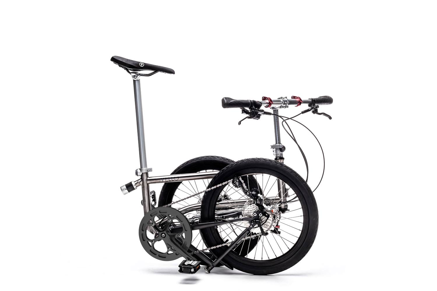 Ein gefaltetes VELLO Rocky Titan Faltrad / Klapprad in der Farbe gebürstetes Titan, mit 20 Zoll Schwalbe Kojak Reifen, mit entfalteten Lenkern
